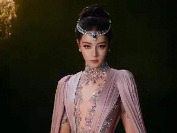 迪丽热巴回应雨中衔蝶红毯名场面：没有剧本，只是正常完成工作