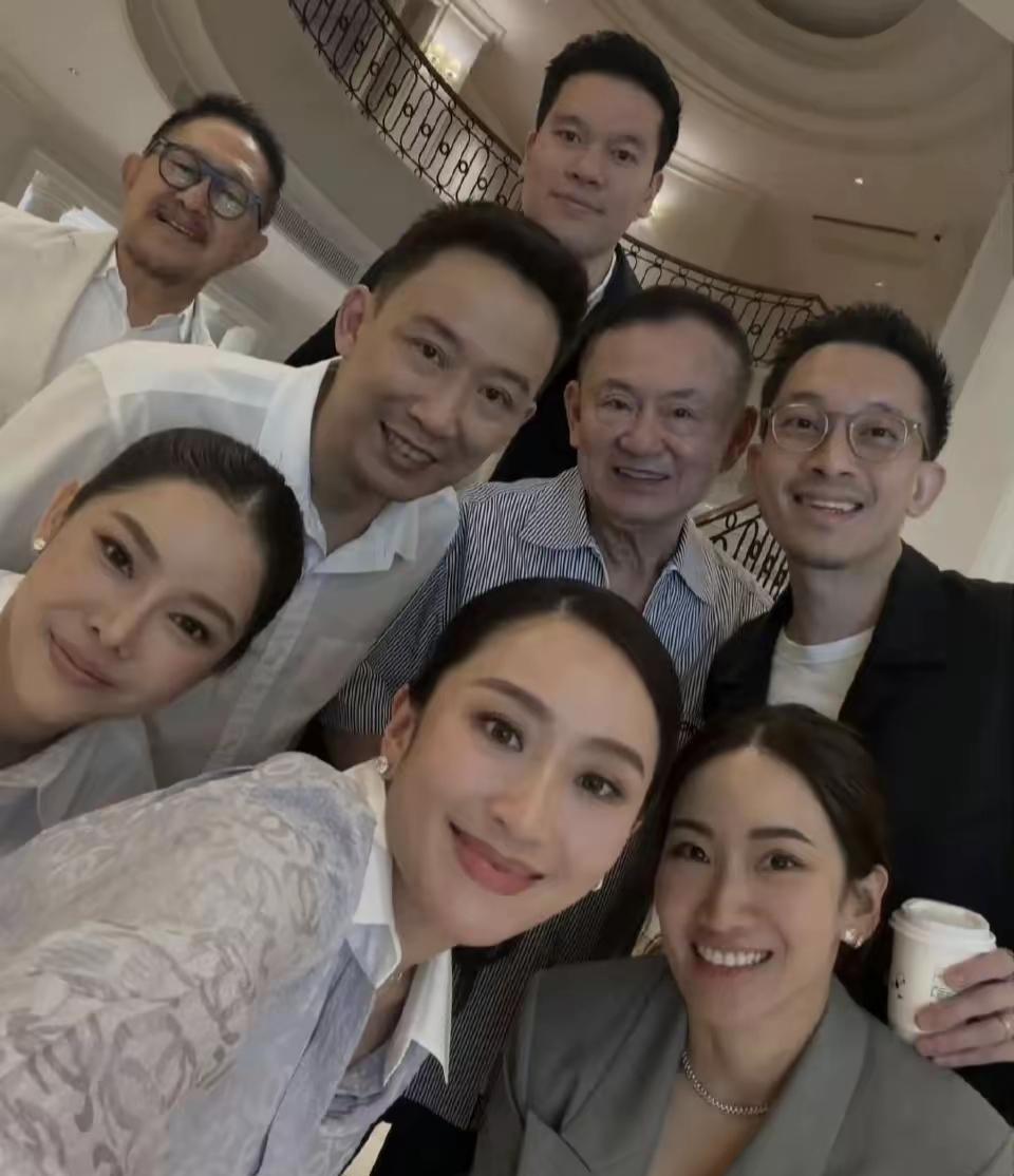 他信出狱了，不管是出狱现场还是回到家中的家庭合影都没有出现他信外甥育察南的身影，