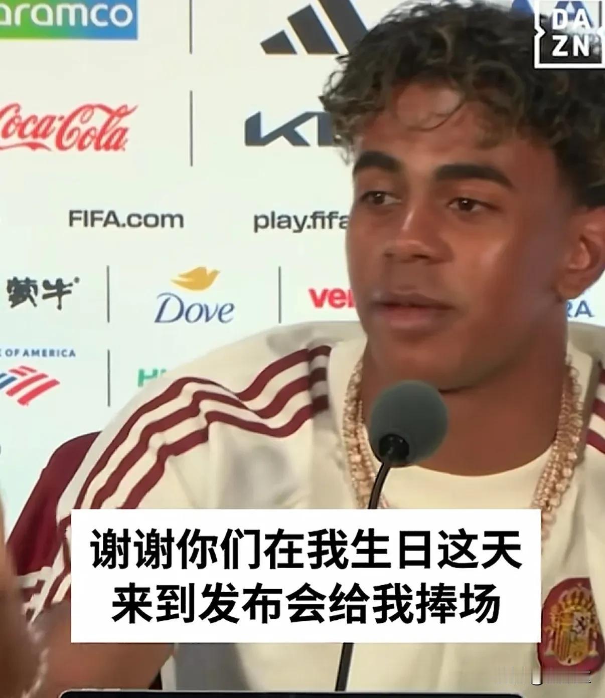 西班牙与法国对阵前，亚马尔接受采访，短短几句话，幽默风趣，自带霸气！
亚马尔19