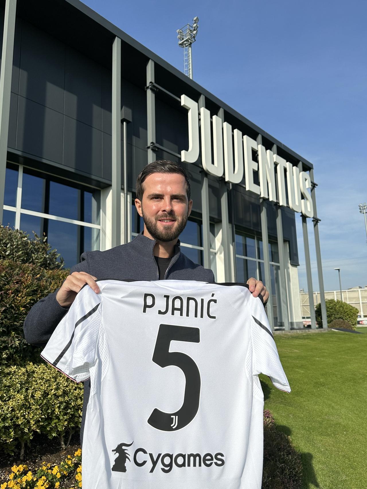 皮亚尼奇确认退役：“我决定退役。我不再是一名足球运动员了。现在我是一名父亲，至于