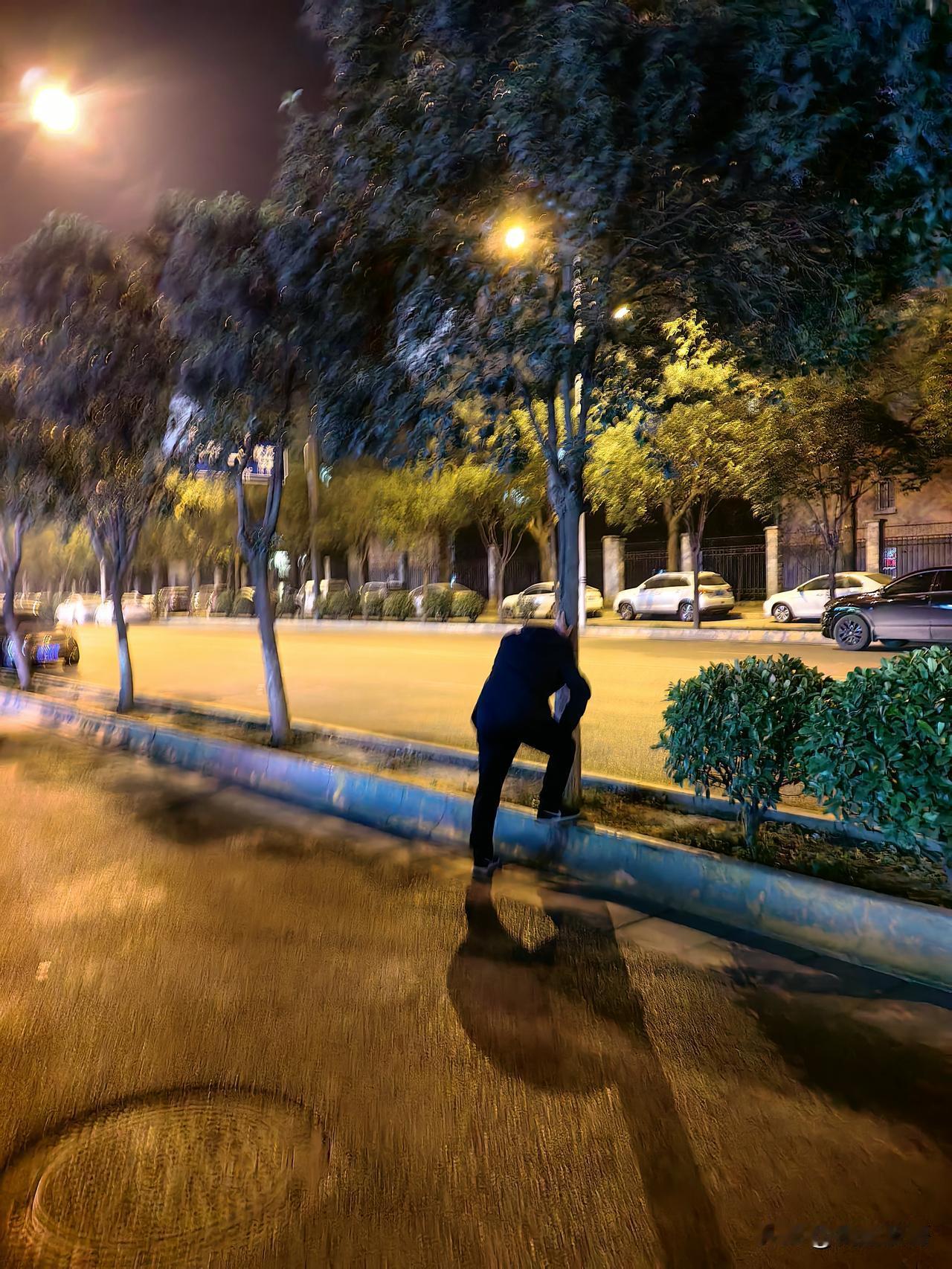 寒冬的深夜，街边扶树的中年人，吐出了满肚子的憋屈。中年人