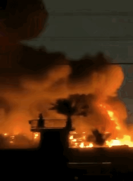 伊拉克民兵这是直接上演火烧“乌巢”断粮计了！

美使馆后勤营地突发大火，堪称现实