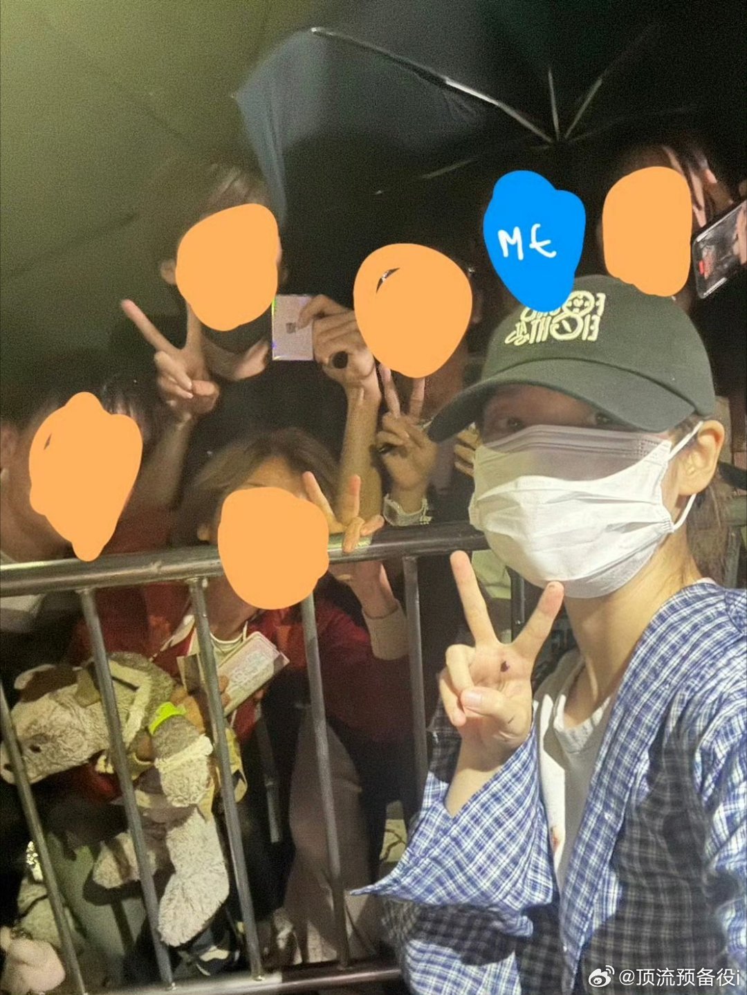 IU 不白来都不白来IU粉丝见面会彩排结束后特意为等候的爱娜签名合影，双向奔赴了