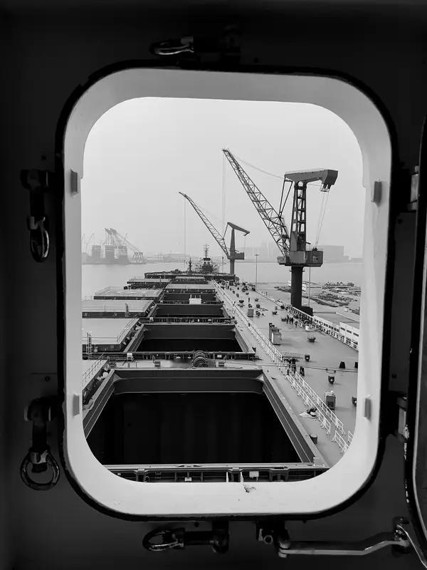 巨轮航行期间，船员们时刻保持高度警惕。他们需应对复杂多变的海洋环境，如变幻无常的