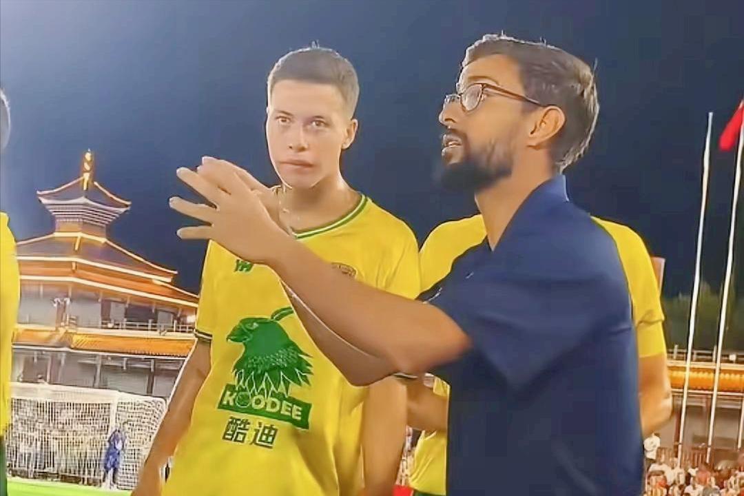 真的假的！贵州村超把巴西教练整不会了，难道村超一点也不给客人留点情面吗？

刚贵