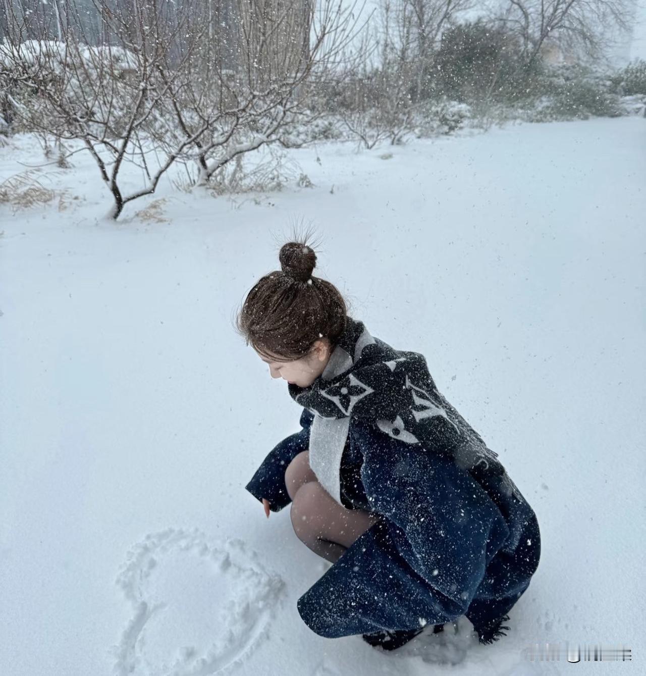 北方下雪了，
在南方的我亦想欣赏这美景，
但也终究只能在朋友圈看看！


你那边