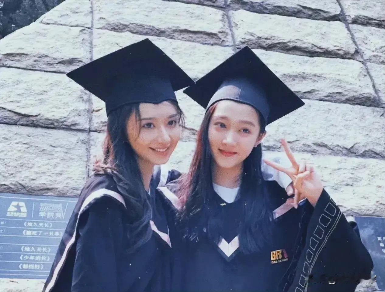 五十多岁的夏东海的情妇是98年的女孩子，叫徐梓钧，跟关晓彤是同学。男的图女的年轻