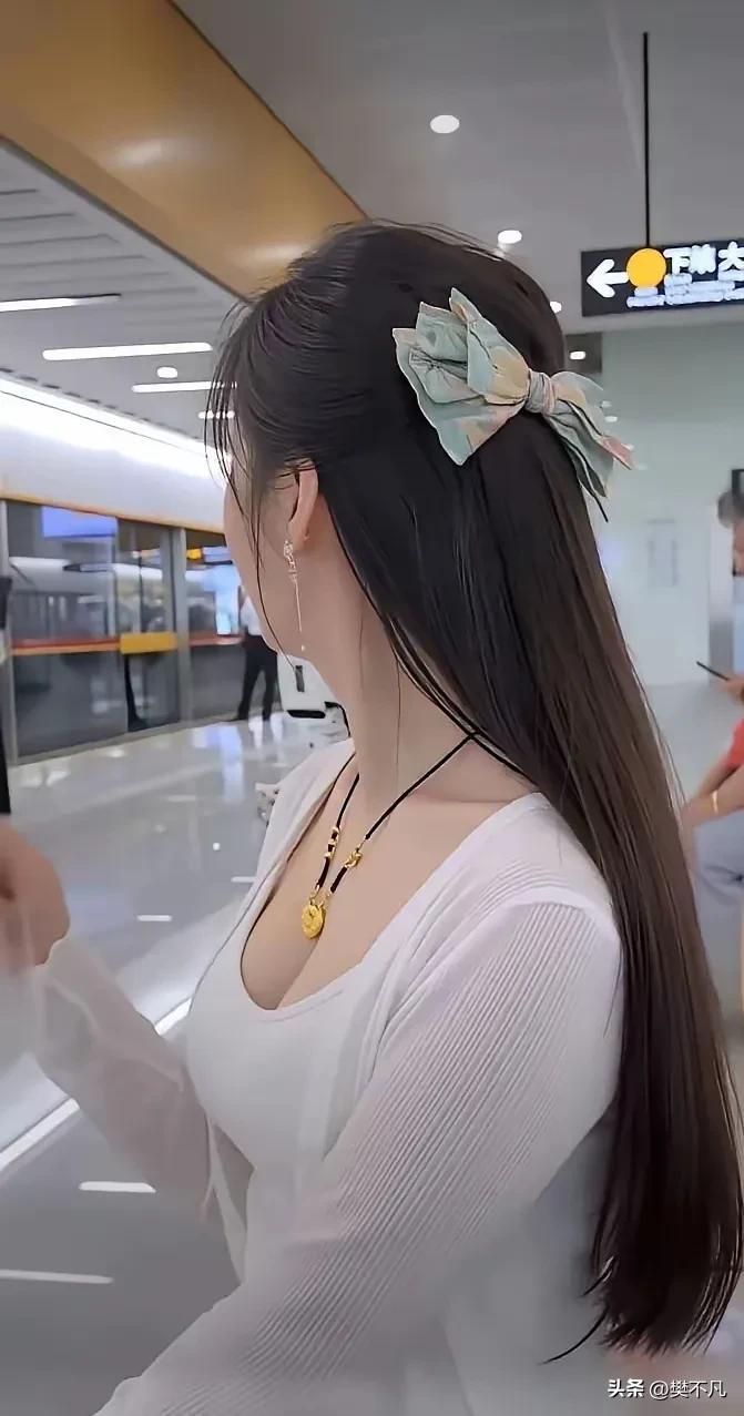 说来真是奇怪
我闺蜜长的漂亮，身材好
我老羡慕了
温柔可爱，还体贴人
从来没见她