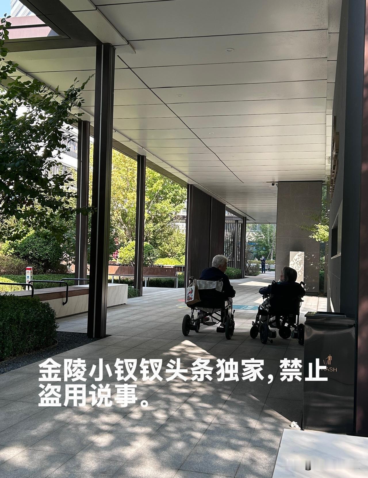 老有所乐！

今天在颐养中心陪我95岁的老妈在长廊坐着，就看到两个坐轮椅的老太太