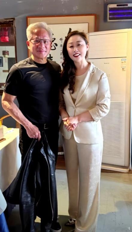 黄仁勋在北京庆云楼吃饭，老板娘的脑子真灵光，全程亲自服务黄仁勋用餐，最后顺理成章