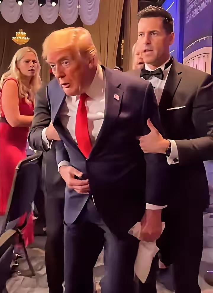 老爷子吓坏了！
脸上扭曲的表情，写满了恐惧！
谁都怕死，美国总统也不例外！
老爷