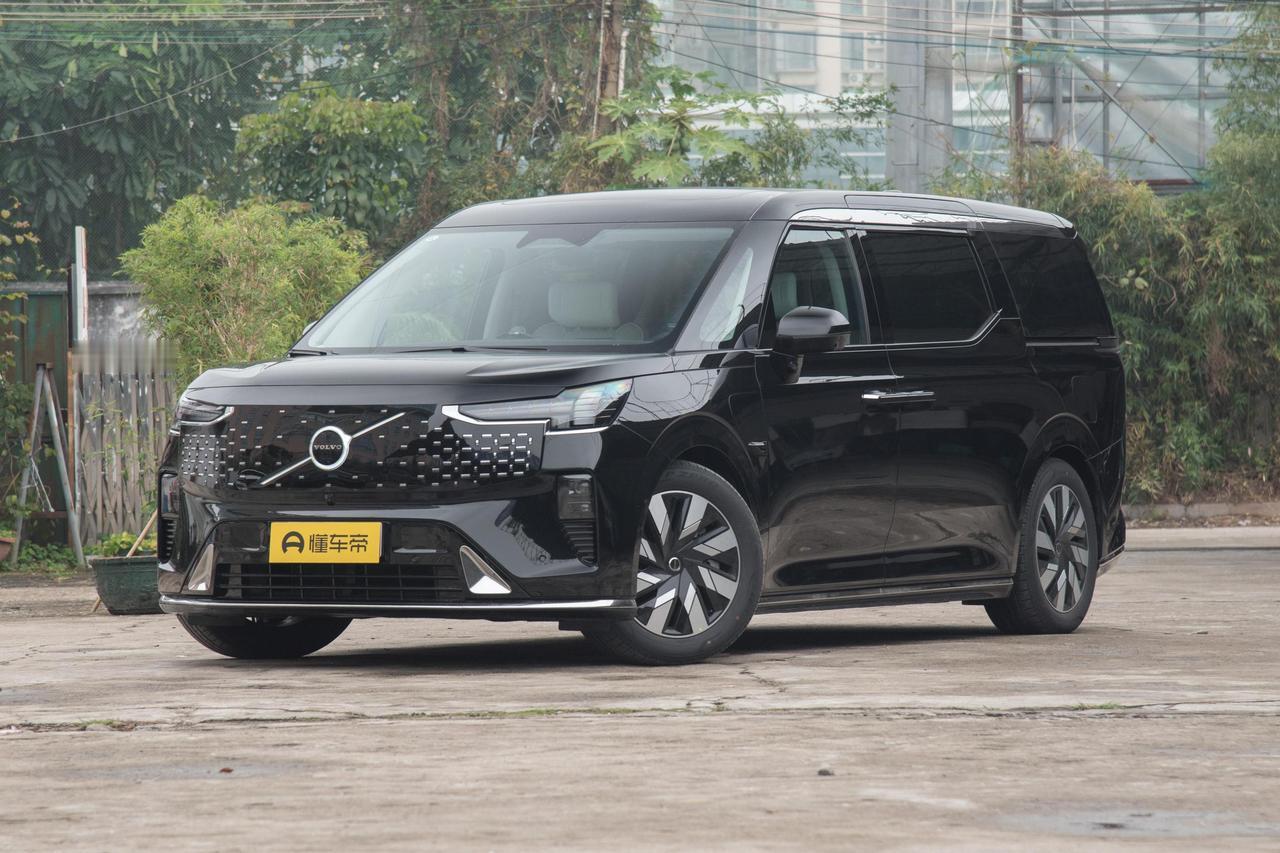 沃尔沃EM90开启了交付，这辆车81.8万元，话说这个价格可以买一辆腾势D9+一