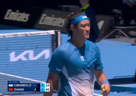 拒绝吞蛋，张之臻首盘拿下1局！1-5落后塞伦多洛。澳网2026这很澳网张之臻vs