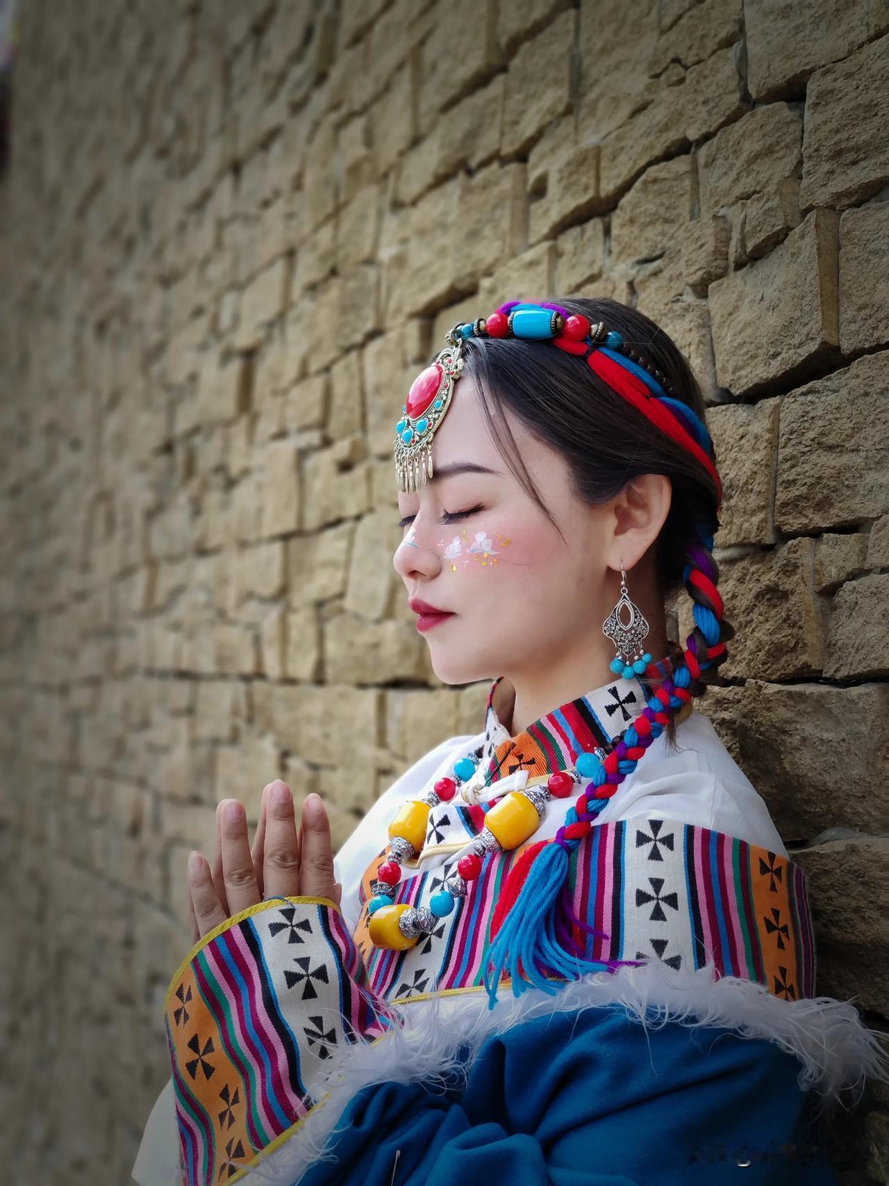 自驾5个多月，第一次花60块钱租了一套藏服，当一天卓玛，本来对旅拍换装不感兴趣的