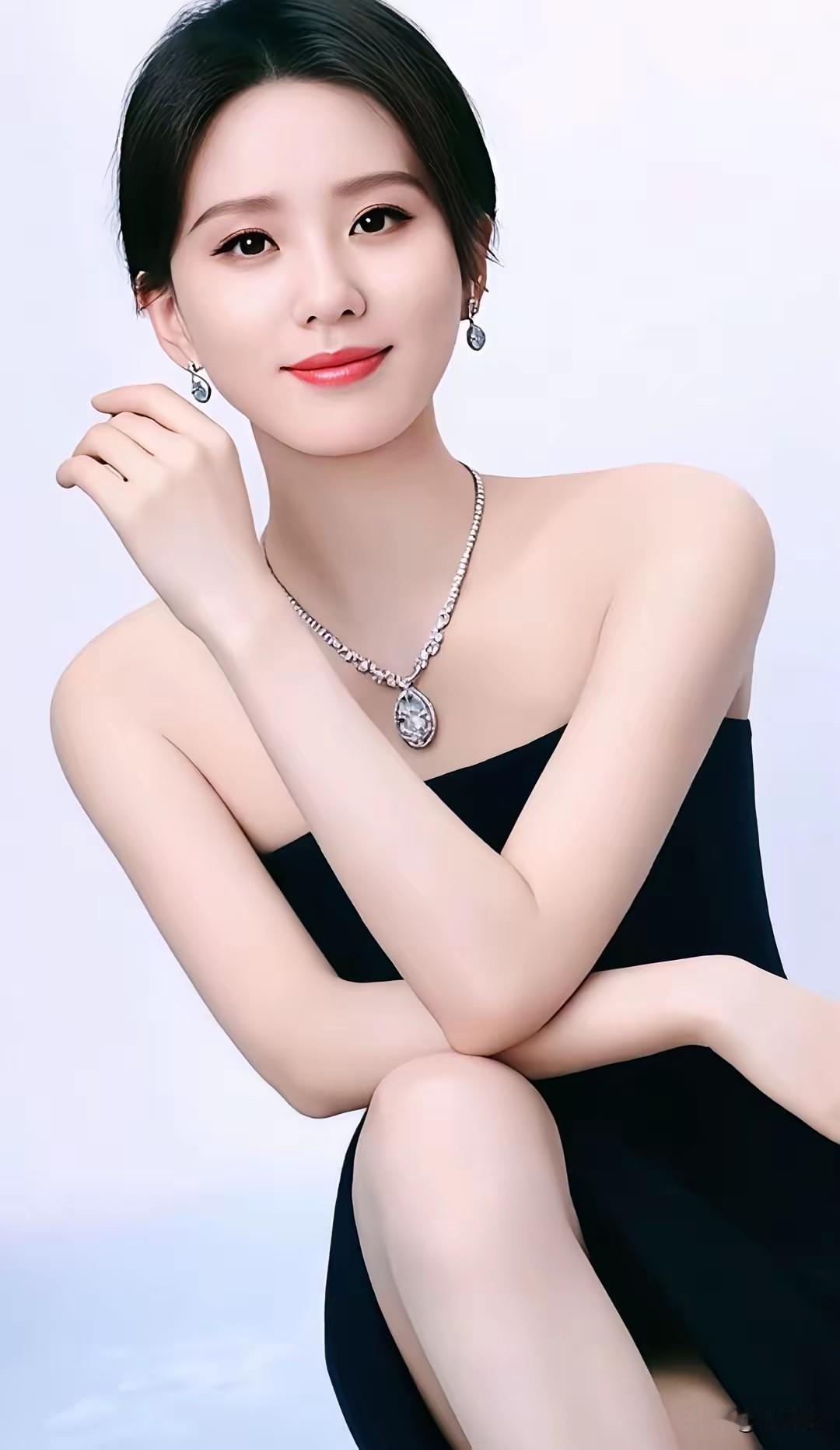 眉清目秀，美若冠玉
天生丽质，冰清玉洁
楚楚动人，百媚千娇
闭月羞花，笑容迷人