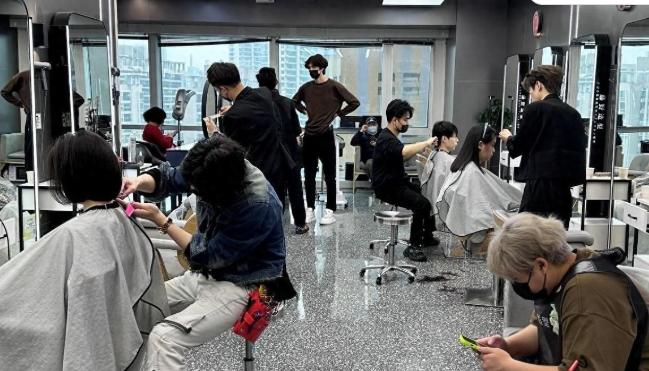 理发店陷入生存危机，没有电商冲击，却纷纷倒闭，没人打败它，它自己玩死了自己。
