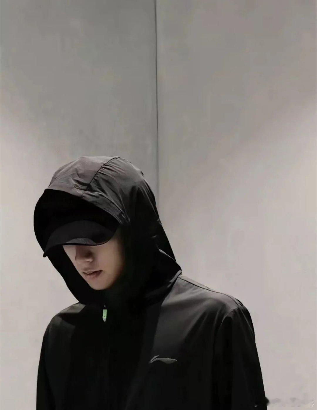 王鹤棣 刘耀文肩巨宽 王鹤棣认证的王鹤棣 刘耀文肩巨宽！宽肩线条超养眼，身材优越