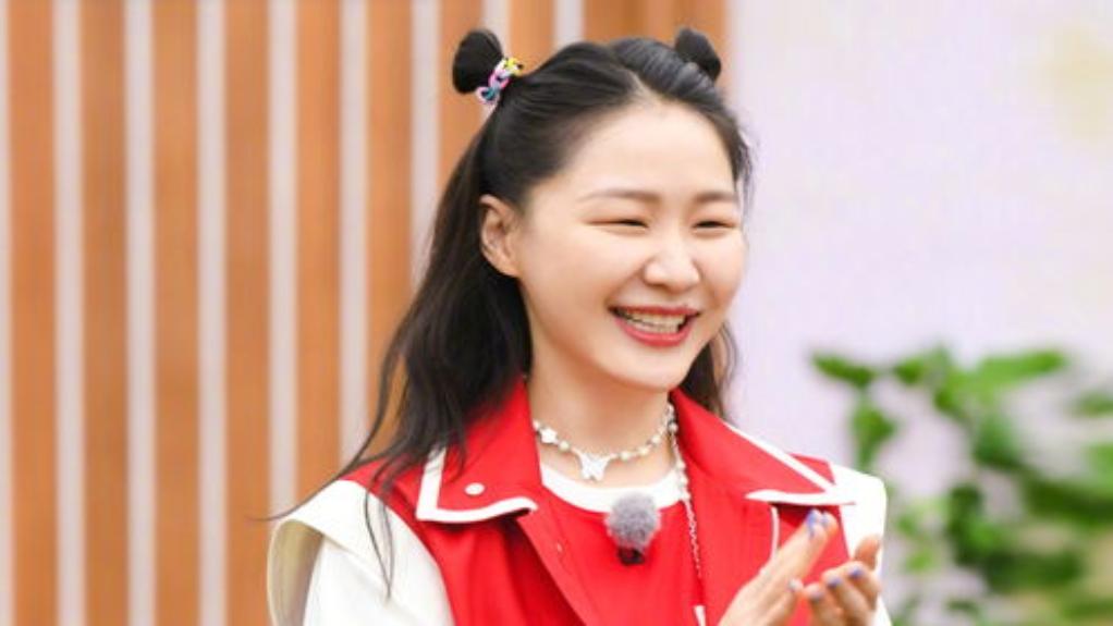 你知道吗？金靖瘦到快认不出来了！
4月30日有网友在西双版纳偶遇拍摄中的她，路透