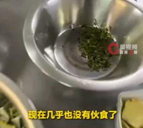 21名中国船员被困在霍尔木兹海峡的海面上，到4月29日这天，已经整整60天了。这