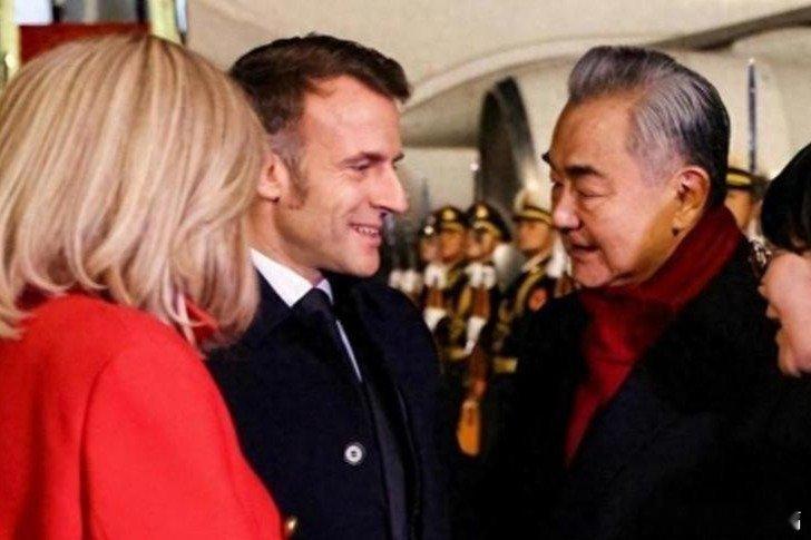 凤凰新闻【马克龙抵华风光无限，中法穿搭很讲究，机场的两抹红格外亮眼】马克龙抵华风