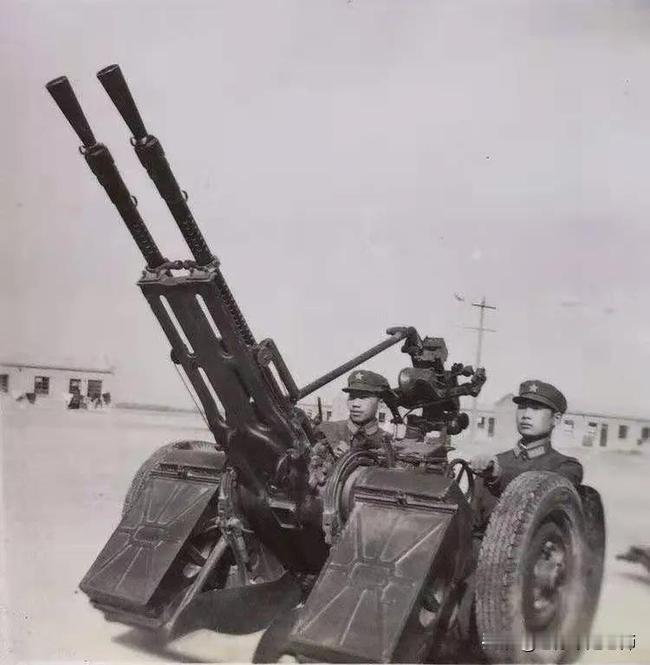 请曾经当过炮兵的战友普及一下，图片上这门双管火炮是什么炮？

我曾经是某坦克团一