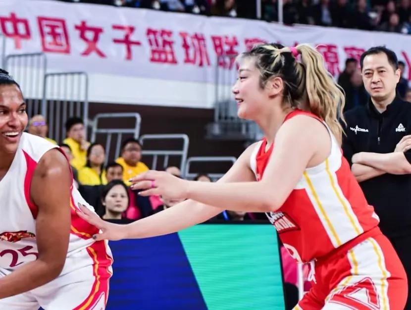 10投1中仅4分？女篮未来锋线一姐被打回原形：接班李梦言之过早。罗欣域再练几年也