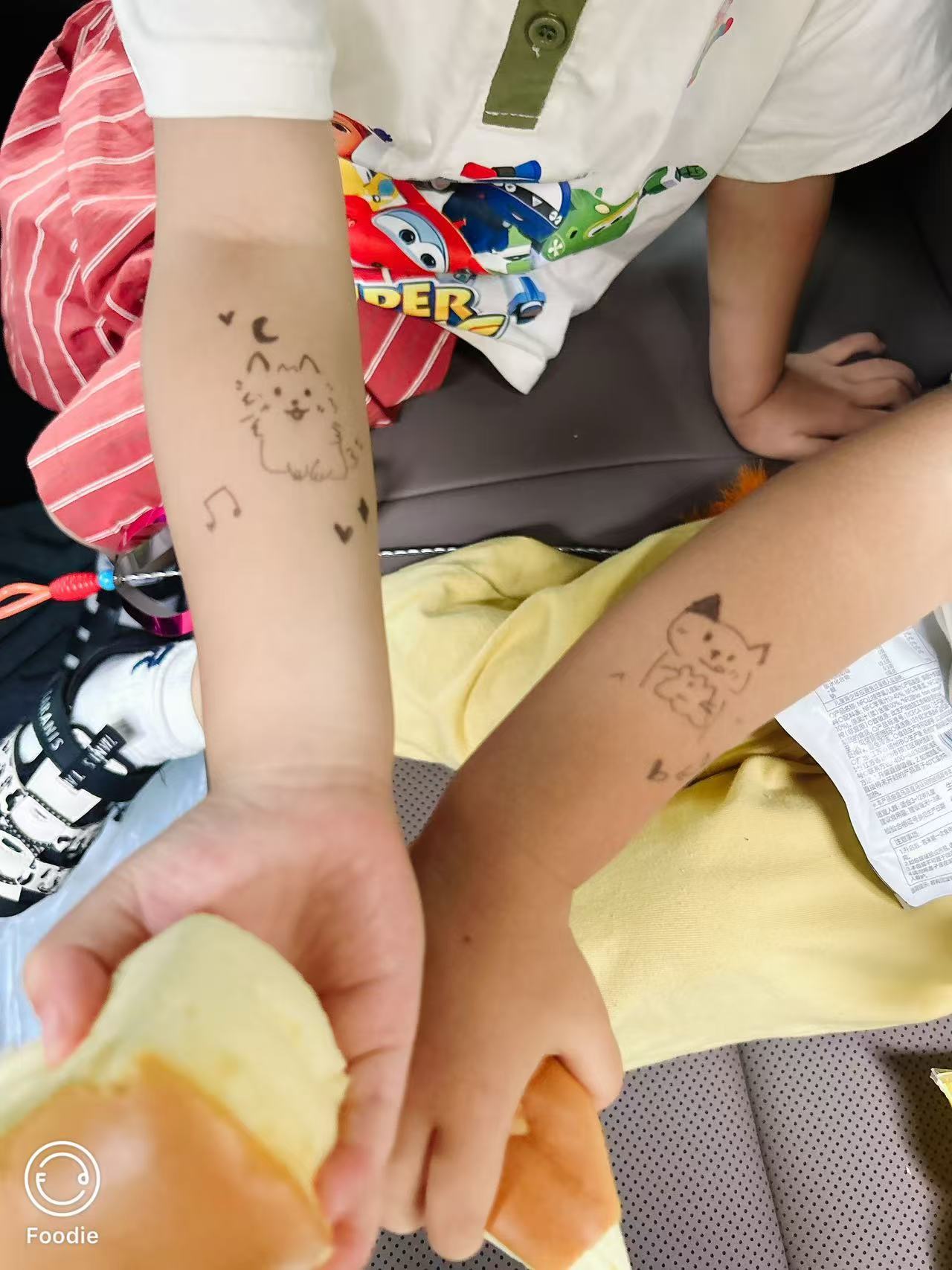 老师给俩小孩画的，好可爱！ 