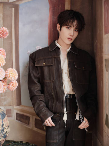 井胧家里有张杰的专辑应援棒和周边国粤无双   井胧家里有张杰的专辑应援棒和周边，