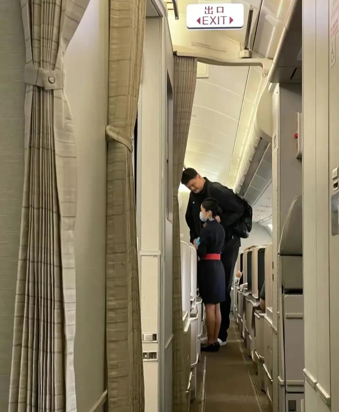 网友偶遇姚明坐飞机，高大的姚明在娇俏的空姐面前简直就是一座山，无论是从身高还是身