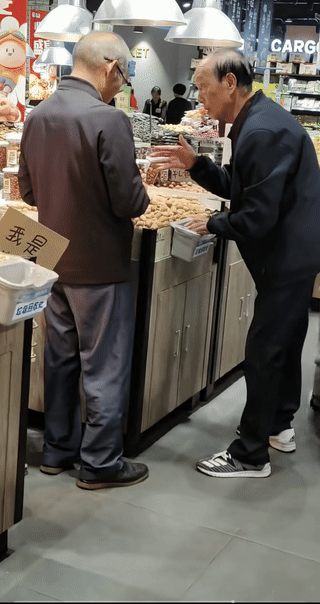 两个大爷聪明绝顶，身体棒棒，站着说话也不腰疼，也是有气质的大爷，吃的花生皮都放在