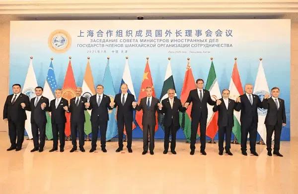 上合组织合影的站位变了，我国王部长还是妥妥C位，但他两侧已然发生转变，从俄、印变