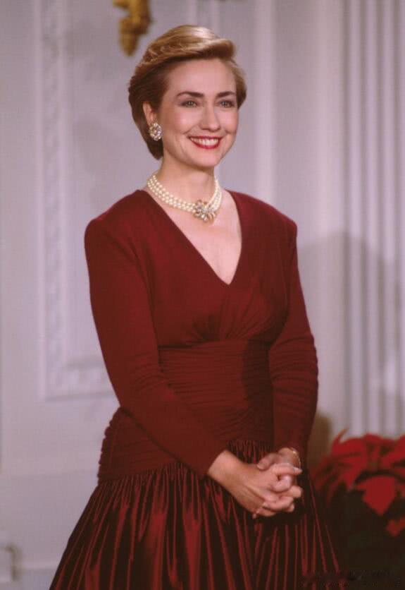 希拉里女儿年纪轻轻都还没老年的希拉里好看，这女儿，完全不按母亲美貌基因复制容颜啊