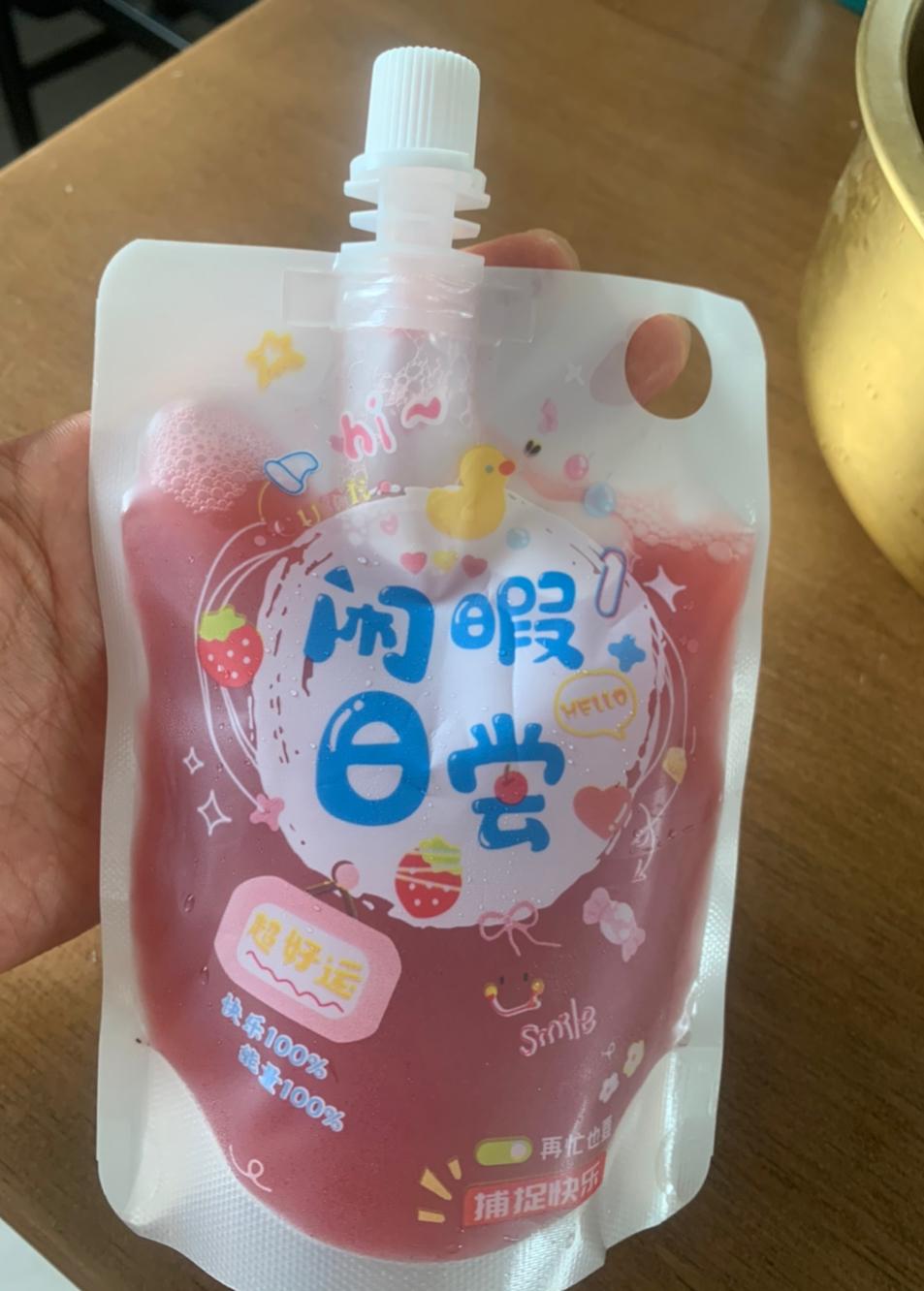 自制杨梅汁
眼下正值杨梅旺季，我把吃不完的杨梅煮成了杨梅汁。

杨梅先用淡盐水浸