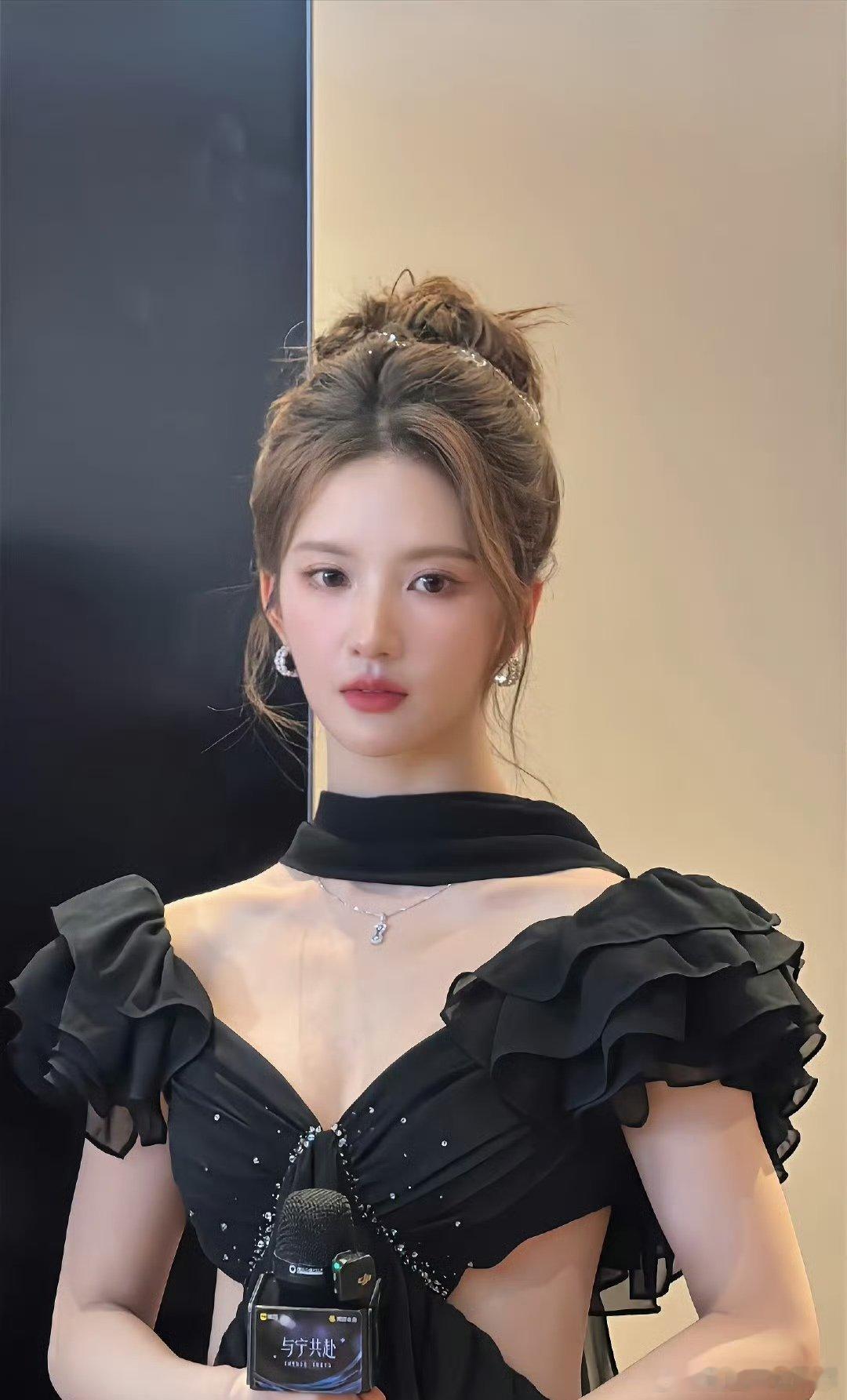 卢昱晓VS刘些宁，不论是颜值还是身材都输了吧？ 