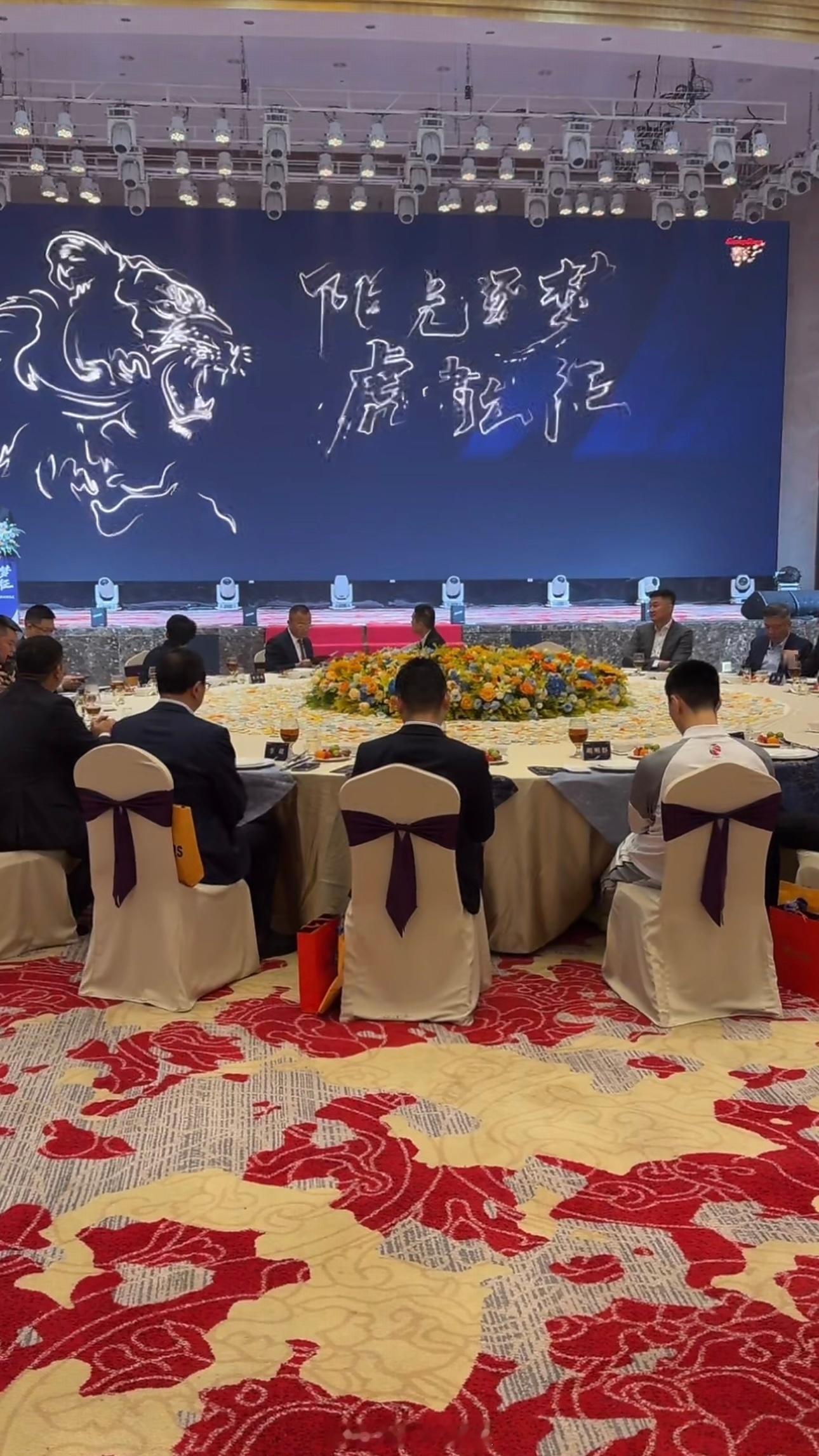 宏远出征仪式直接摆起了大席！胡明轩、杜指导全都坐在主桌，和大家伙儿一块儿热热闹闹