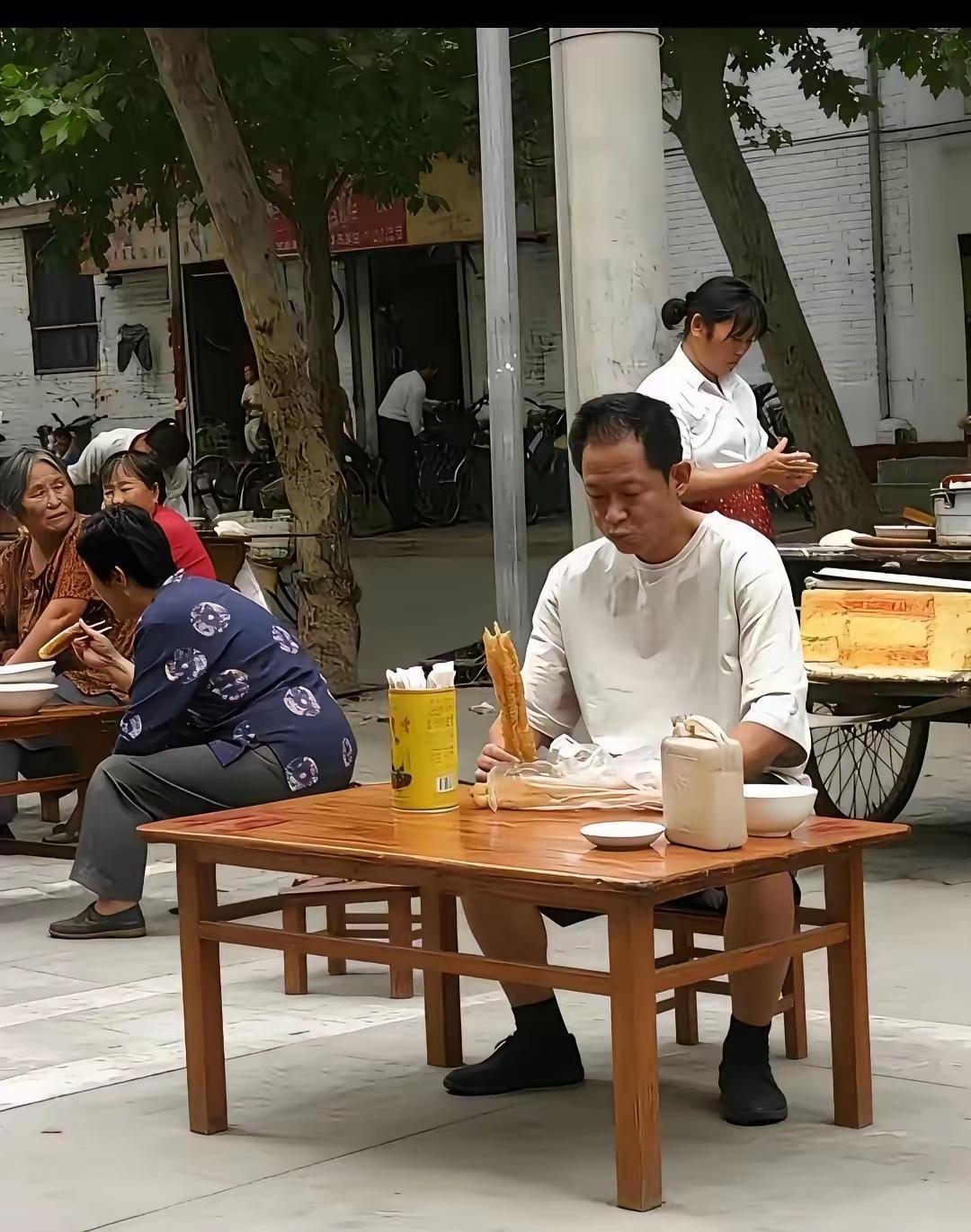 当年这个男人，谁会知道，居然现在火的一塌糊涂，无人不知，无人不晓，已经是一个家喻