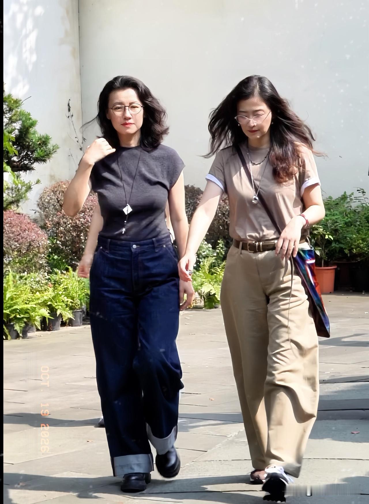 乌镇戏剧节开幕，
梅婷跟刘琳坐一块儿的画面，
让多少人心生嫉妒，自然老去的脸依然