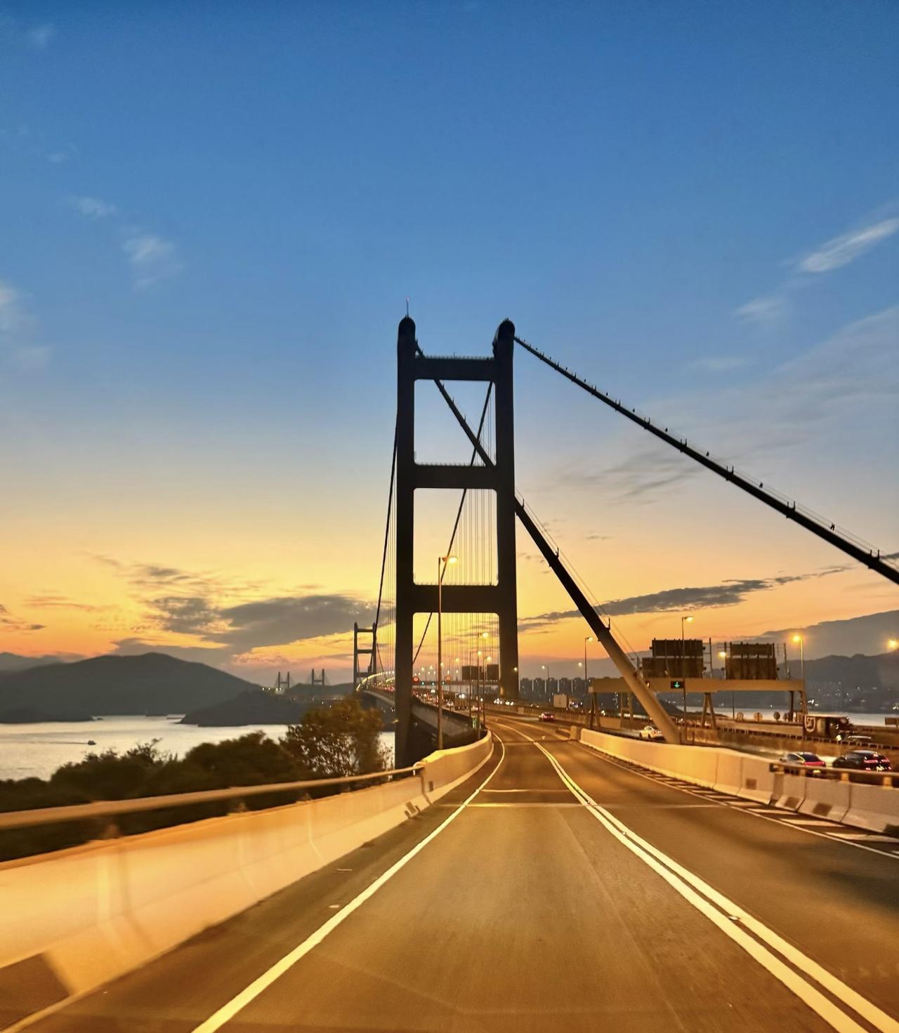 11月17日傍晚的香港荃湾区青马大桥，美出天际