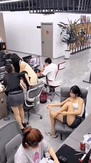 女孩想用橡皮筋整人？
结果最后却把自己给坑了！橡皮筋搞笑瞬间
