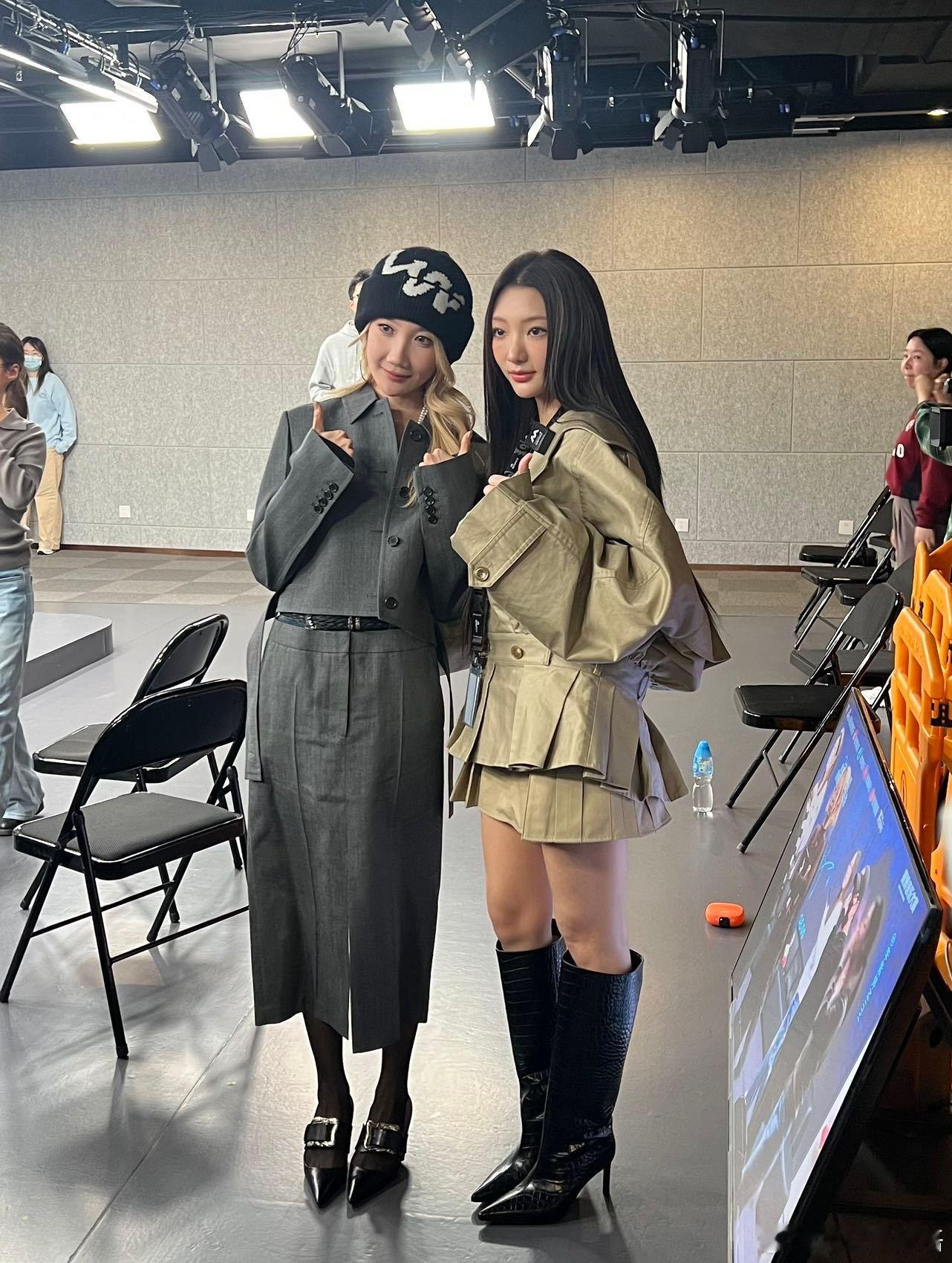 李紫婷乃万大厂入职交接 两位美女的接力营业太绝了！刚下班，就无缝上线，同框贴贴氛