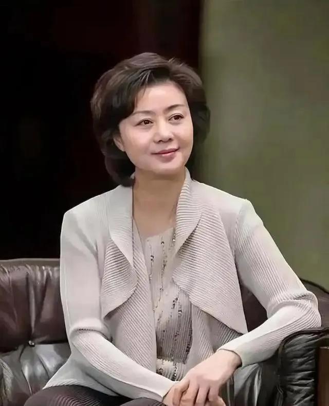 59岁李胜素单身不婚，与搭档于魁智携手27年，把青春献给京剧舞台。无婚姻无子嗣，