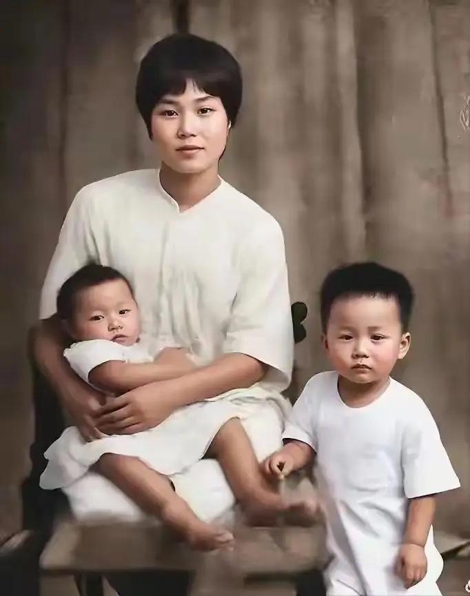 这是23岁的杨开慧和两个儿子唯一的家庭照，都看看吧，毛主席永远缺席了这次合影！