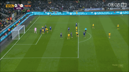 这球精彩！狼队大力手抛球到禁区，马特乌斯·马内倒勾射门被没收