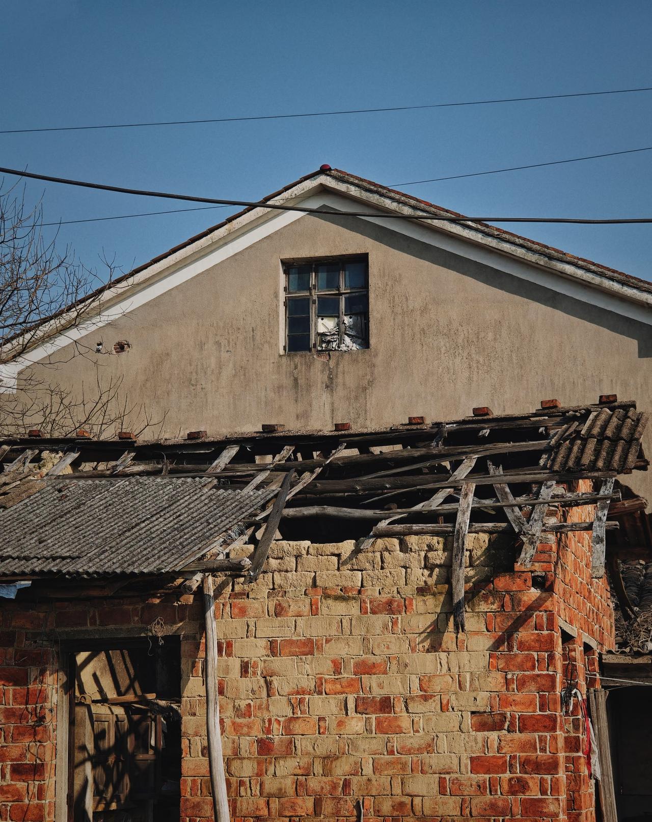 今年年三十，我不顾孩子的阻拦，执拗得拉着老伴回了老家过年。
晚上，女儿打视频电话