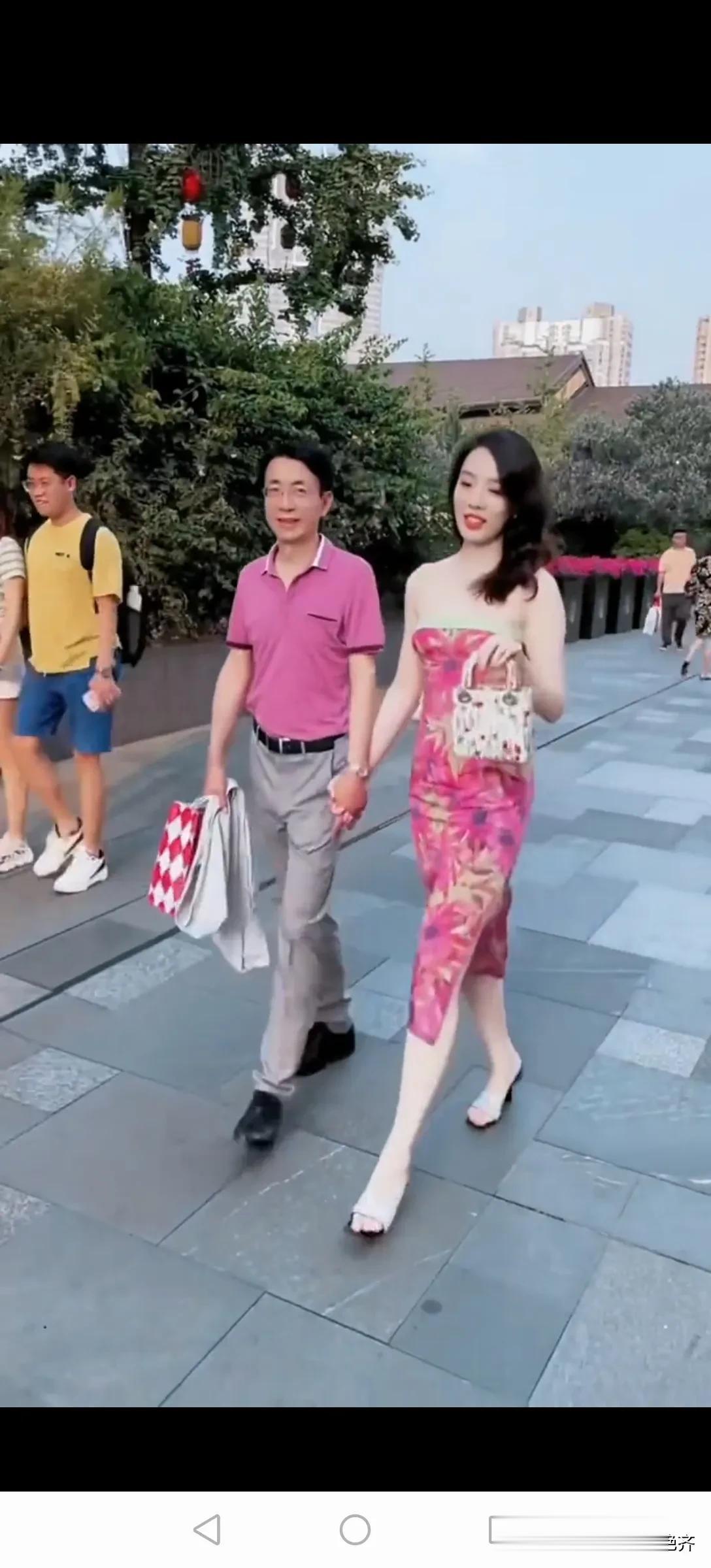 作为一家国企的领导，跟自己的女下属逛街，是见不得人的事情吗？是一种有伤风化的事情