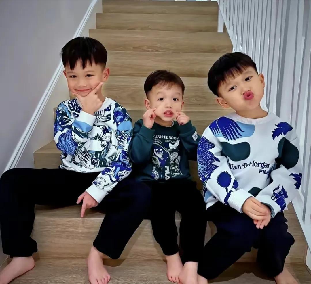 三个小萌宝太可爱了，跟妈妈长得一模一样，这妈妈太会生了吧！你认出是谁了吗？#娱乐