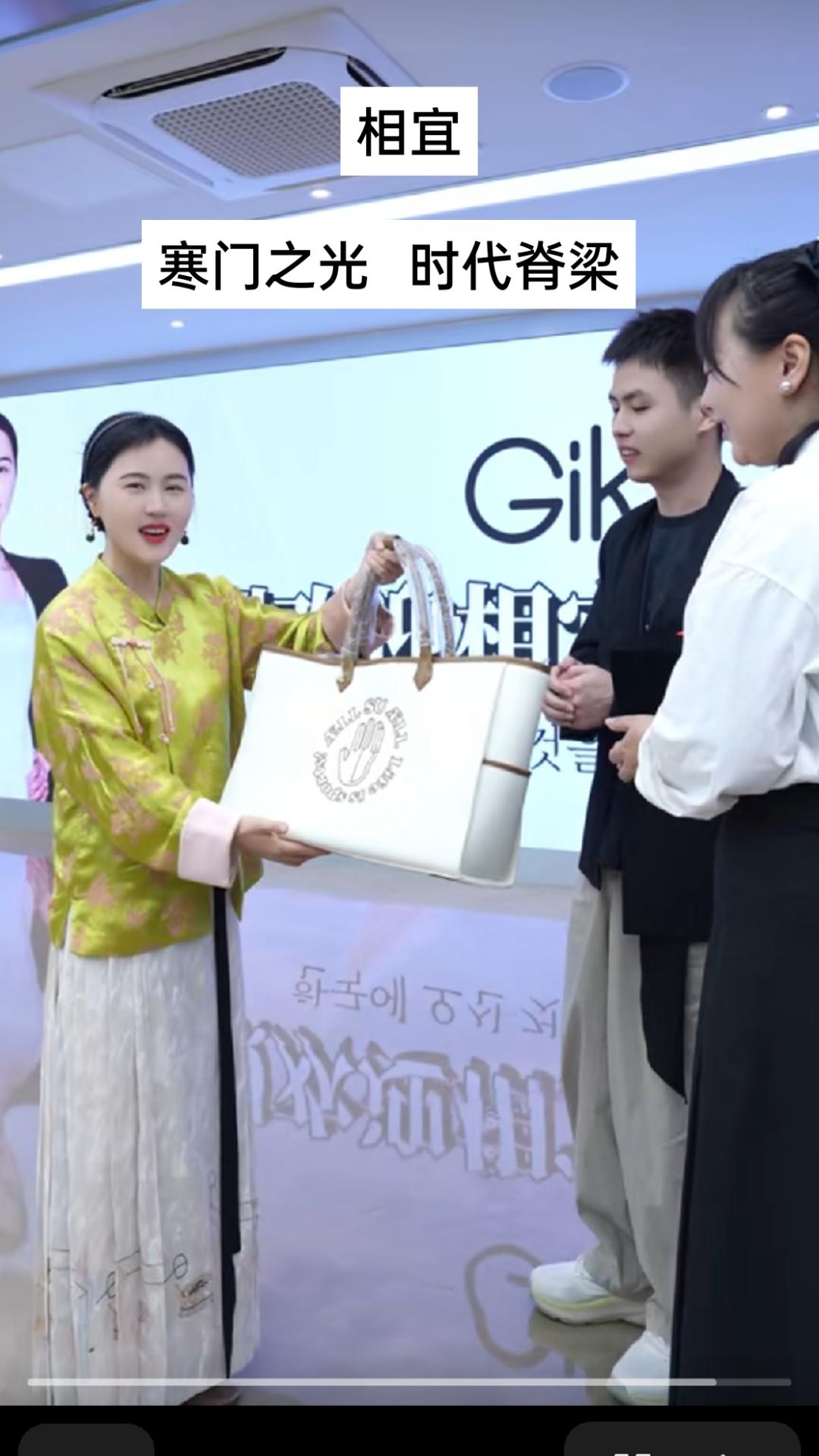      在流量喧嚣的网络时代，千万粉丝博主相宜的走红与争议，恰似一面棱镜，折射