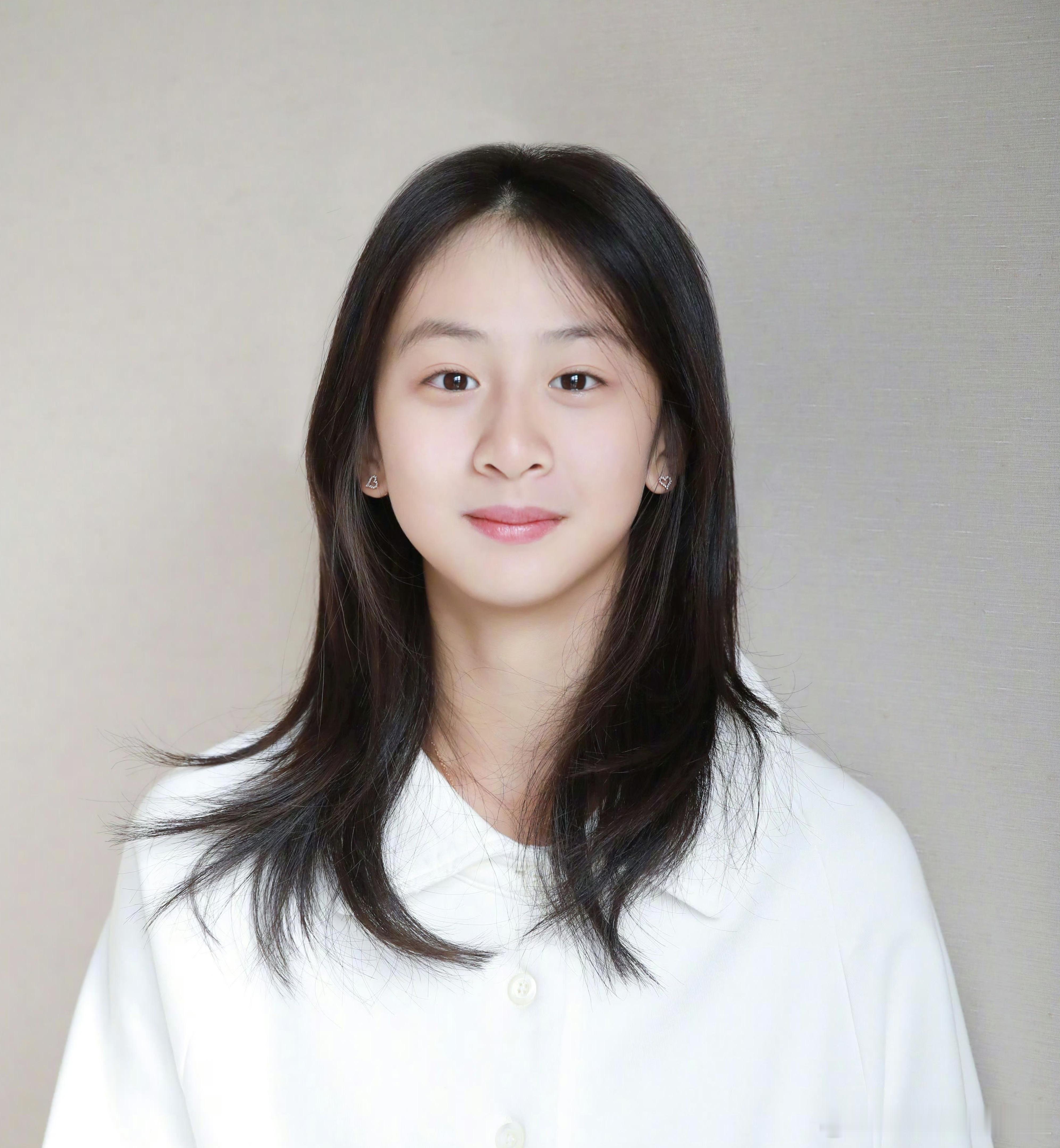 田亮叶一茜为女儿庆生，16岁森碟素颜出镜邻家感十足，既像爸爸，又遗传了妈妈不少特