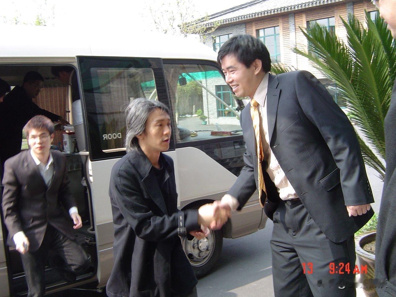 博主晒出了2005年周星驰回宁波寻根问祖时的照片，难忘珍贵的回忆扑面而来。网友：