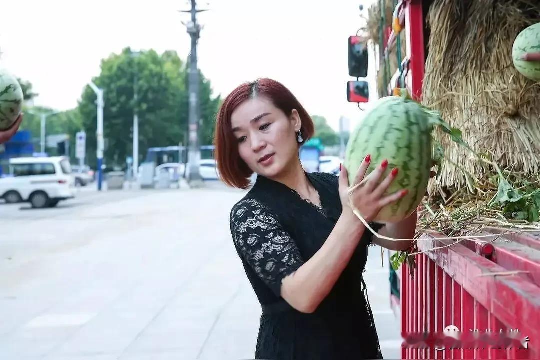 千里奔赴助农！杭州女老板用善意温暖河南瓜田
 
盛夏七月的河南开封，连片瓜田硕果